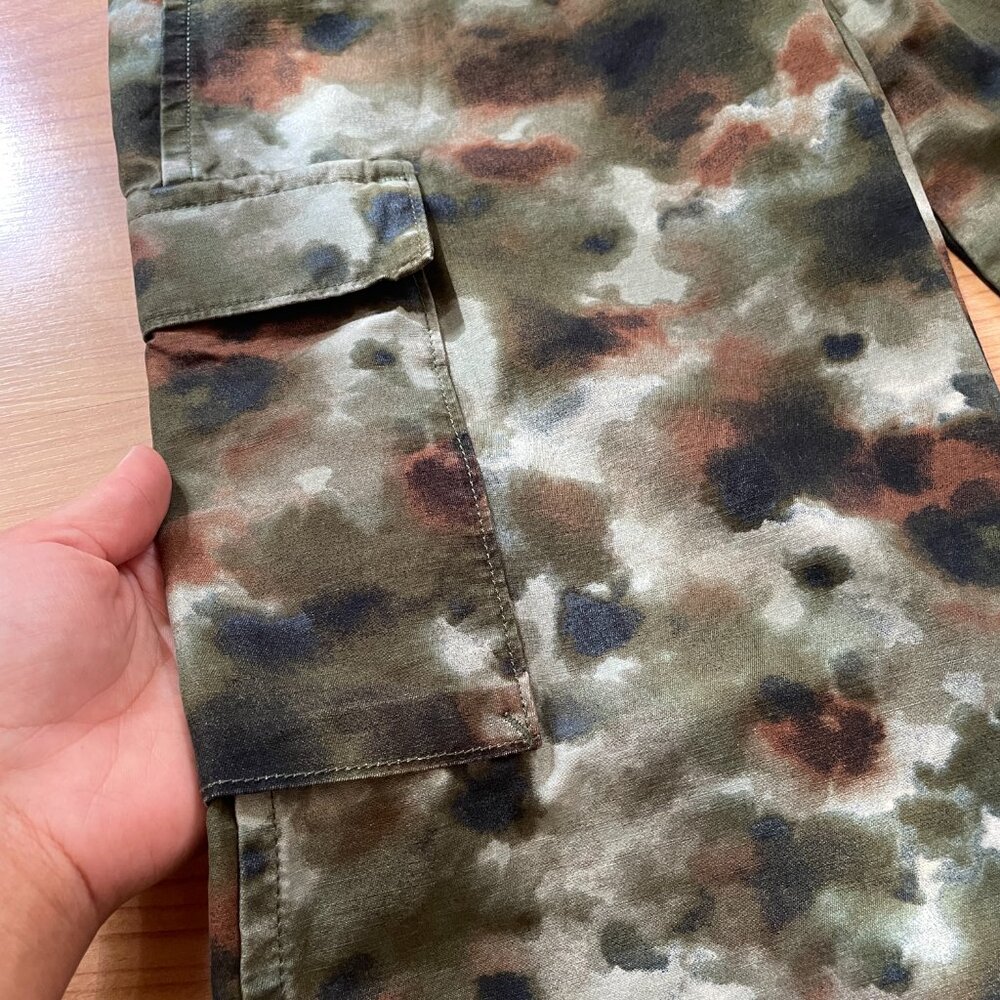Firm. Levi Strauss / Levi's SIZE 23 X 30 Moss Green Camo Womens Cargo Pants 2023 - Picture 13 of 14